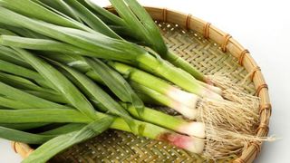 Legătura neștiută dintre usturoiul verde și cancer. Ce conține această legumă în interior. Efectul asupra organismului