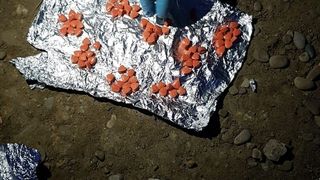 Doi bărbaţi au fost reţinuţi de procurorii DIICOT Galaţi pentru trafic de droguri, după ce au vândut cannabis şi ecstasy