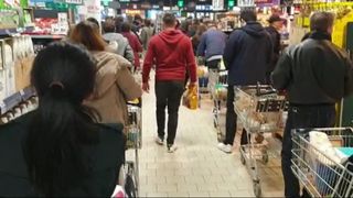Efectele primelor măsuri severe impuse de autorități: oamenii au format cozi interminabile la supermarketuri