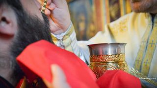 VIDEO | Mii de credincioși, &icirc;mpărțășiți cu aceeași ligurință