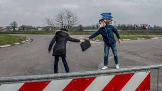 Declarația cutremurătoare a unei românce stabilite de ani de zile Italia! ”Aici, nu ți se mai aduce mortul acasă. Îl arde și nu îl mai vezi niciodată! Nu știi ce se întâmplă nici măcar cu cenușa lui! Coronavirusul ne-a distrus pe toți”