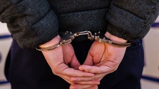 Mureş: Poliţist local, agresat de un bărbat care nu a vrut să prezinte motivul pentru care se află pe stradă