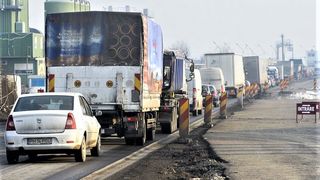 Accident cu trei maşini şi un tir pe centura Capitalei - Două persoane sunt încarcerate