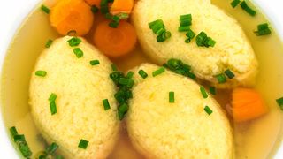 Supă de găluște. De ce se &icirc;ntăresc găluștele de griș? Greșeala pe care trebuie să o eviți!