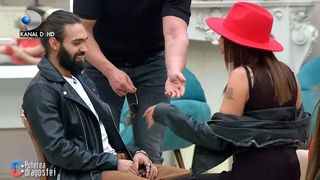 Andreea Oprică &icirc;ndrăgostită p&acirc;nă peste cap: &bdquo;Semeni cu o maimuță și miroși a br&acirc;nză!&rdquo;