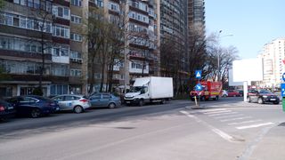 femeie suspectată de covid-19 de aproximatix 60 de ani luată cu autospeciala