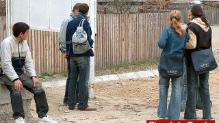 Ministerul Educaţiei: Liceenii din comunităţile dezavantajate din punct de vedere tehnologic vor primi tablete