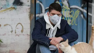 Suceava: Un bărbat a revenit din Italia cu 30 de papagali şi un c&acirc;ine