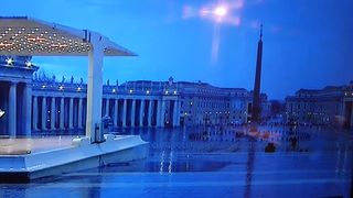 Imaginea momentului: Papa Francisc se roagă neîncetat