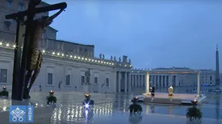 Imaginea momentului: Papa Francisc se roagă neîncetat