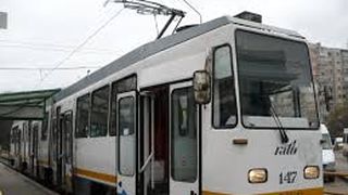 Scene șocante în București: un pensionar de 80 de a murit într-un tramvai