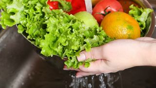 Cum se spală corect legumele și fructele. Greșeala pe care o facem toți