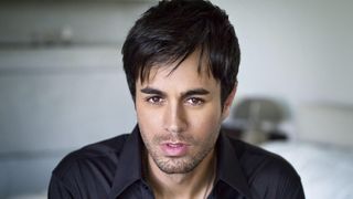 Doliu în familia lui Enrique Iglesias. Starul a primit vestea cu ochii în lacrimi