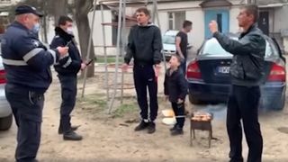 Inconștiență dusă la extrem, &icirc;n plină pandemie de coronavirus: mai mulți tineri beți organizează grătare și sfidează regulile impuse de autorități