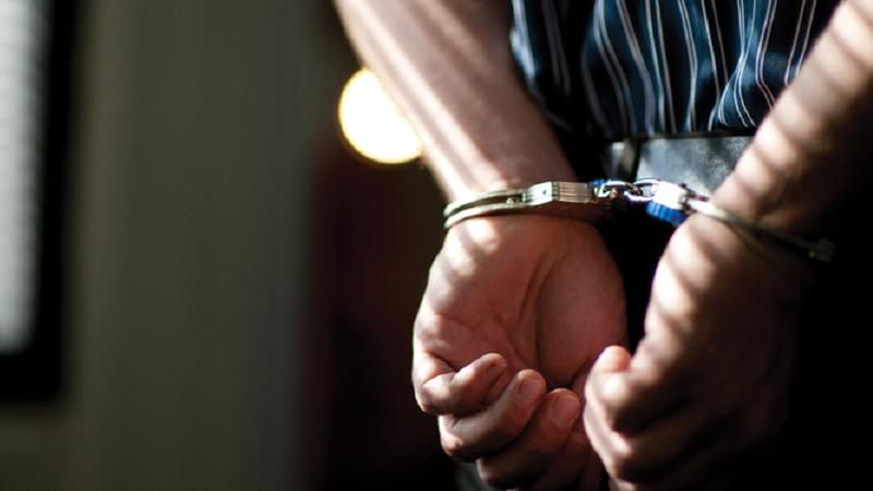 sinucidere arest inchisoare catuse