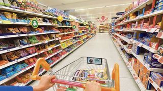 La ce distanţă maximă de casă poate fi magazinul de la care ne facem cumpărăturile? Răspunsul clar al autorităților