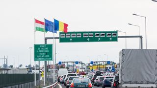 Aglomerație la Nădlac I. Rom&acirc;nii din Diaspora așteaptă ore &icirc;ntregi pentru a intra &icirc;n țară