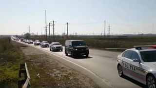 Zeci de mașini de poliție, &icirc;n drum spre Ialomița. Prefectul cere carantină totală &icirc;n Țăndărei