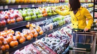 Comparație prețuri între New York și București! Românii dau mai mult pe roșii, ou sau ardei