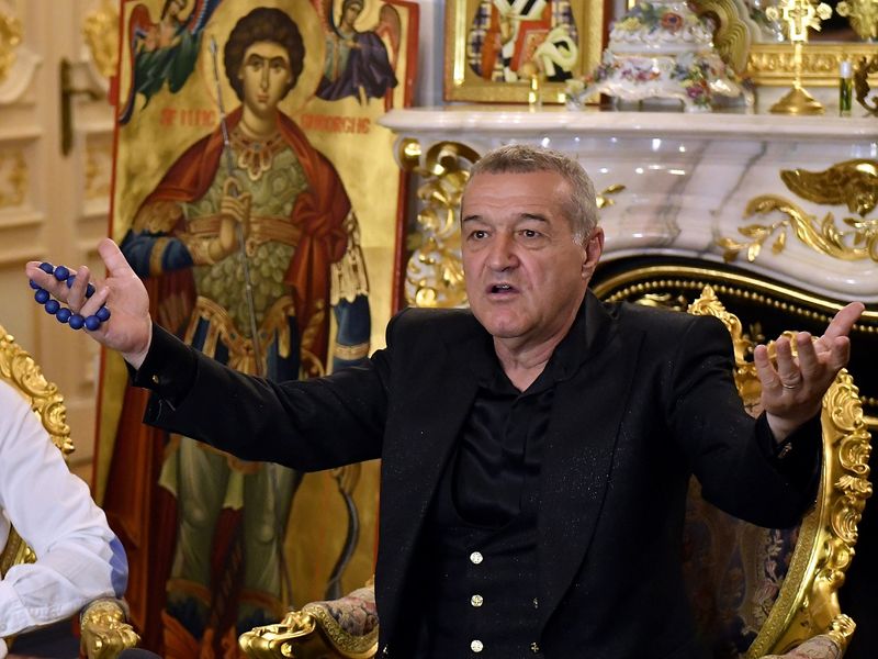 Gigi Becali continuă să meargă la biserică