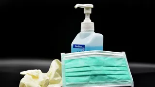 Asistent de la Spitalul Floreasca din Capitală arestat după ce a furat de la serviciu 2 mii de măști și dezinfectanți