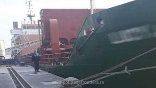 Brăila: Bărbat care a căzut &icirc;n Dunăre, &icirc;ntre corpul unei nave şi cheu, salvat de poliţiştii de frontieră