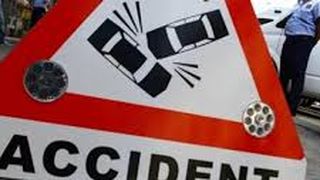 Accident &icirc;n Bucureşti &ndash; Un şofer a lovit cu maşina alte trei autoturisme care se aflau &icirc;n mers şi apoi s-a răsturnat, fiind rănit