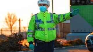 Acţiune a Poliţiei Capitalei, &icirc;n sectoarele 2 şi 5, pentru a verifica respectarea restricţiilor de circulaţie: 85 de persoane au fost amendate