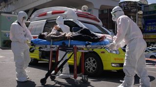 Regatul Unit a depăşit 5.000 de decese. 439 de persoane au murit în ultimele 24 de ore. Boris Johnson "are moralul bun"