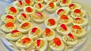 Ouă umplute cu ficăței de pasăre. O rețetă de Paște delicioasă!