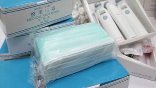 S-a făcut dosar penal &icirc;n cazul măștilor de protecție achiziționate de Guvernul Rom&acirc;niei cu 12 milioane de euro! O firmă specializată &icirc;n distribuția băuturilor alcoolice a primit contractul uriaș!