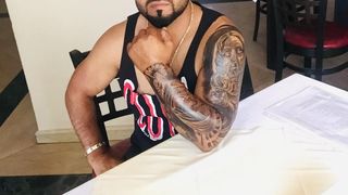 Bărbatul care s-a pl&acirc;ns că a primit o chiflă cu trei felii de salam &icirc;n carantină era obișnuit cu mesele bogate!