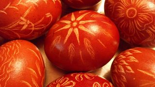 Oua rosii vopsite natural - Oua rosii de Paste - Oua rosii cu sfecla - Oua rosii cu coji de ceapa