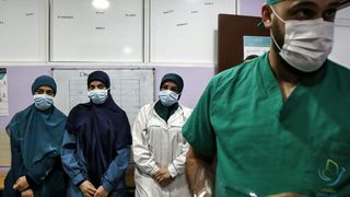 Sute de oameni au băut alcool sec pentru a se vindeca de coronavirus, apoi au murit