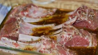 Baiț pentru miel. Secretul marilor bucătari pentru o friptură de miel delicioasă