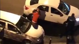 Realitatea din spatele imaginilor în care un polițist lovește cu sălbăticie un tânăr care nu respectă măsura izolării