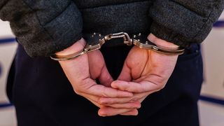 Alba: Un bărbat de 75 de ani a fost arestat preventiv, după ce a încercat să-şi omoare un vecin, lovindu-l cu toporul în cap