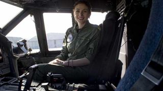 Prima femeie pilot de supersonic din Rom&acirc;nia a condus aeronava NATO care a adus 100.000 de combinezoane din Coreea de Sud! Citește povestea fabuloasă a Simonei Măierean!