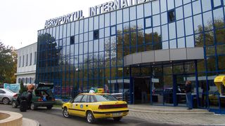 UPDATE Imaginile de pe aeroportul Cluj se pot repeta. Jandarmii, chemați la Aeroportul Iași