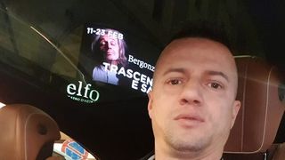 Bărbatul venit de la Milano, în fața căruia au stat drepți cinci poliști, a luat foc când a văzut filmarea cu agentul care îl lovește în stradă pe un delicvent: “Dacă era copilul vostru? Să îl bată un dobitoc ca ăsta?”