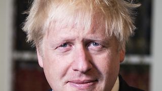 Boris Johnson &rdquo;nu a scăpat&rdquo; &icirc;ncă de pericol, &icirc;l avertizează tatăl său şi-i cere să se odihnească