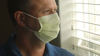 Cluj: Bărbat condamnat la şase luni de &icirc;nchisoare cu suspendare, după ce a tuşit &icirc;n faţa unui poliţist local