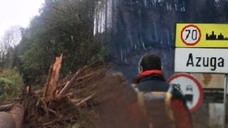 VIDEO | Alunecări de teren la Azuga. Localnicii sunt evacuați/Imagini incredibile