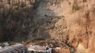 VIDEO| Dezastru la Azuga: Zeci de familii, fără un acoperiș deasupra capului. Un deal s-a prăvălit peste casele lor