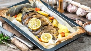 Pește la cuptor. Cum se prepară corect. Ingredientul care dă tot gustul!
