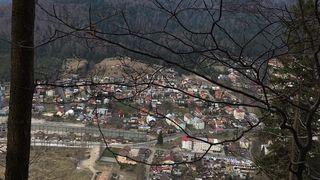 Imagini incredibile de la Azuga, acolo unde o alunecare de teren a pus în pericol viețile a zeci de localnici