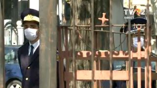 Cea mai TRISTĂ imagine din timpul pandemiei: polițiștii păzesc cimitirul pentru ca românii să nu-și poată jeli morții