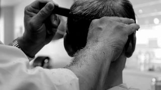 Tulcea: Bărbat amendat cu 10.000 de lei pentru că a mers să se tundă