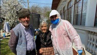 Primarul din Giurgiu care a îmbrățișat bătrânii cărora le-a dat ajutoare în plină pandemie, a pus un afiș incredibil pe clădirea Primăriei