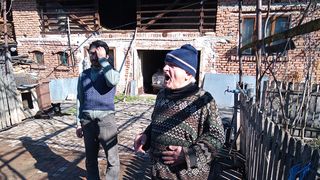 Pensionarul care și-a donat toate economiile pentru cumpărarea unui incubator a mai făcut un gest MARE! Ion C&acirc;rstoiu a adoptat un t&acirc;năr cu probleme, de care are grijă FOTO EXCLUSIV